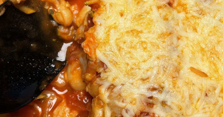 Bagt gnocchi i krydret tomatsauce