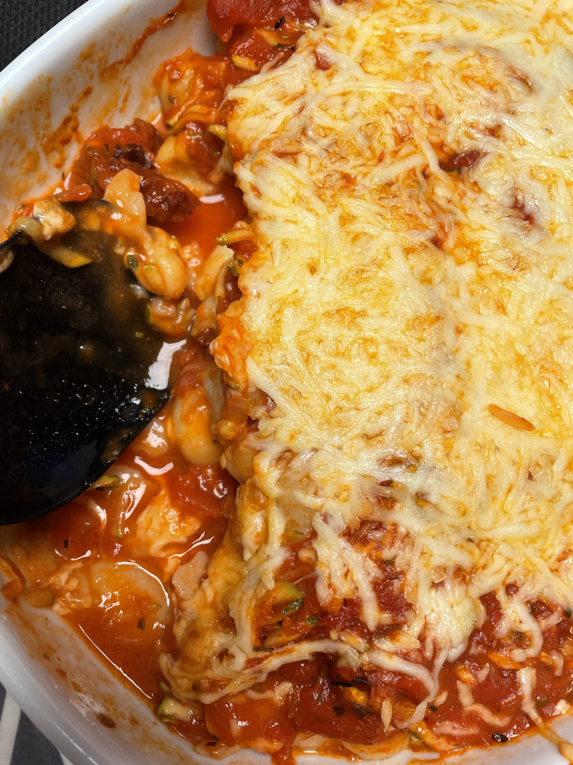 Bagt gnocchi i krydret tomatsauce